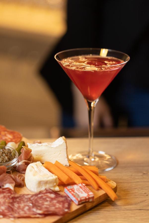 The Originals Boutique Hotel Restaurant Saint James, Montaigu-Vendee Exteriör bild