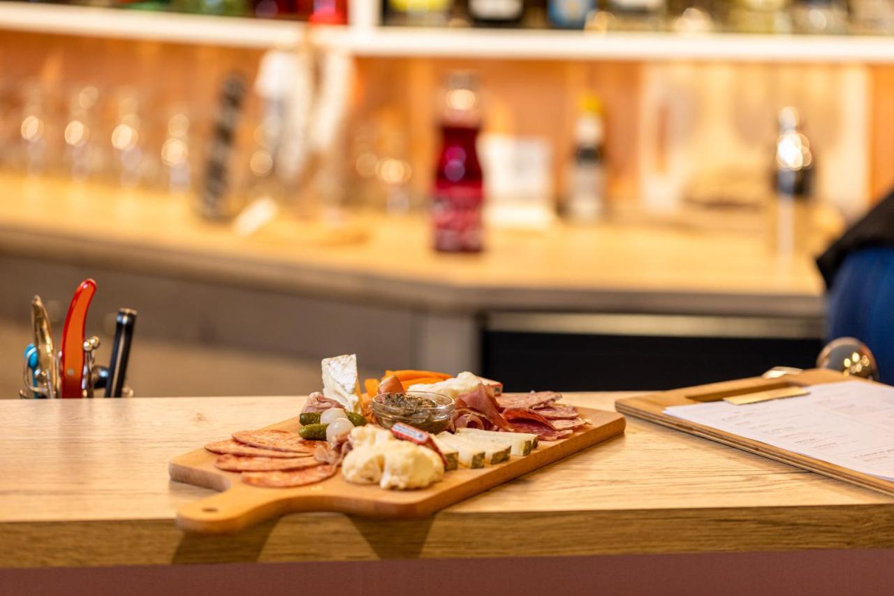 The Originals Boutique Hotel Restaurant Saint James, Montaigu-Vendee Exteriör bild