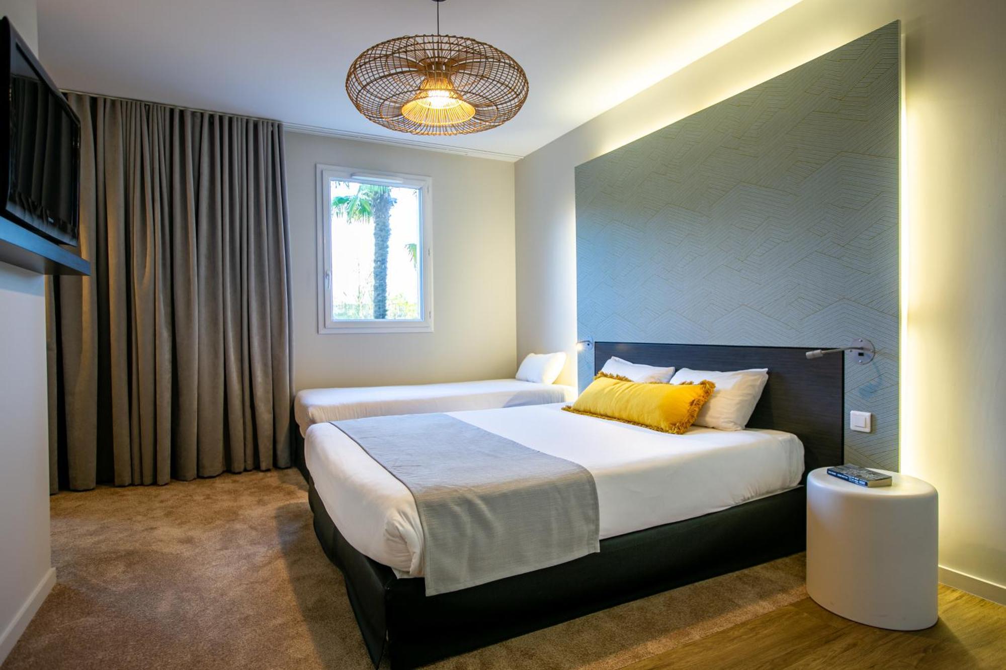 The Originals Boutique Hotel Restaurant Saint James, Montaigu-Vendee Exteriör bild